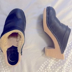 Barely worn No. 6 Navy Old School Clogs. With off white shearling.